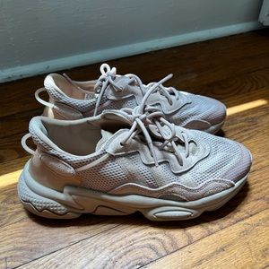 ADIDAS Ozweego sneakers. Size 9 1/2. Super comfortable casual sneaker. Worn 1x
